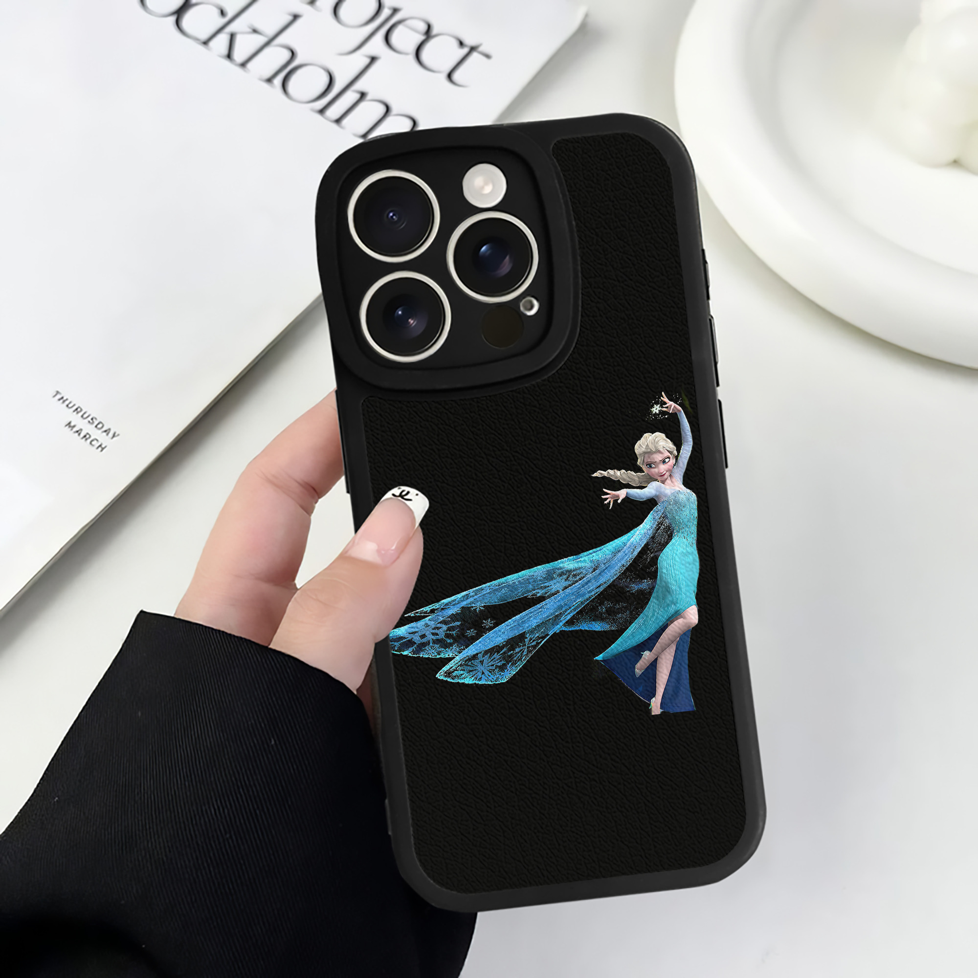 （画像用） アナと雪の女王 アンナ エルサ Frozen Anna Elsa 【iPhone 16シリーズ対応】シリコンスマホケース（レザー調） 材質：シリコン